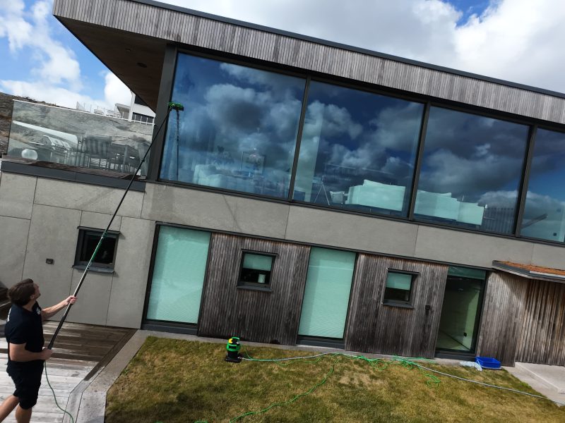Fönsterputs från marken på en modern villa