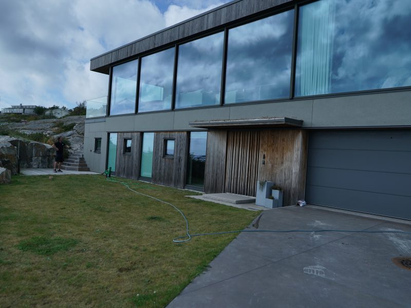 Villa med stora fönster och utrustning för fönsterputs