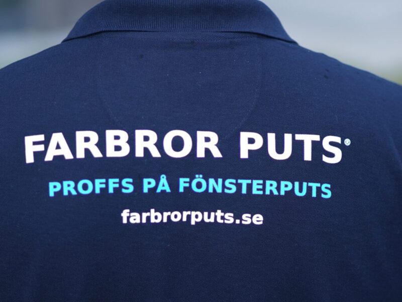 Farbror Puts arbetskläder med företagets namn och kontaktadress