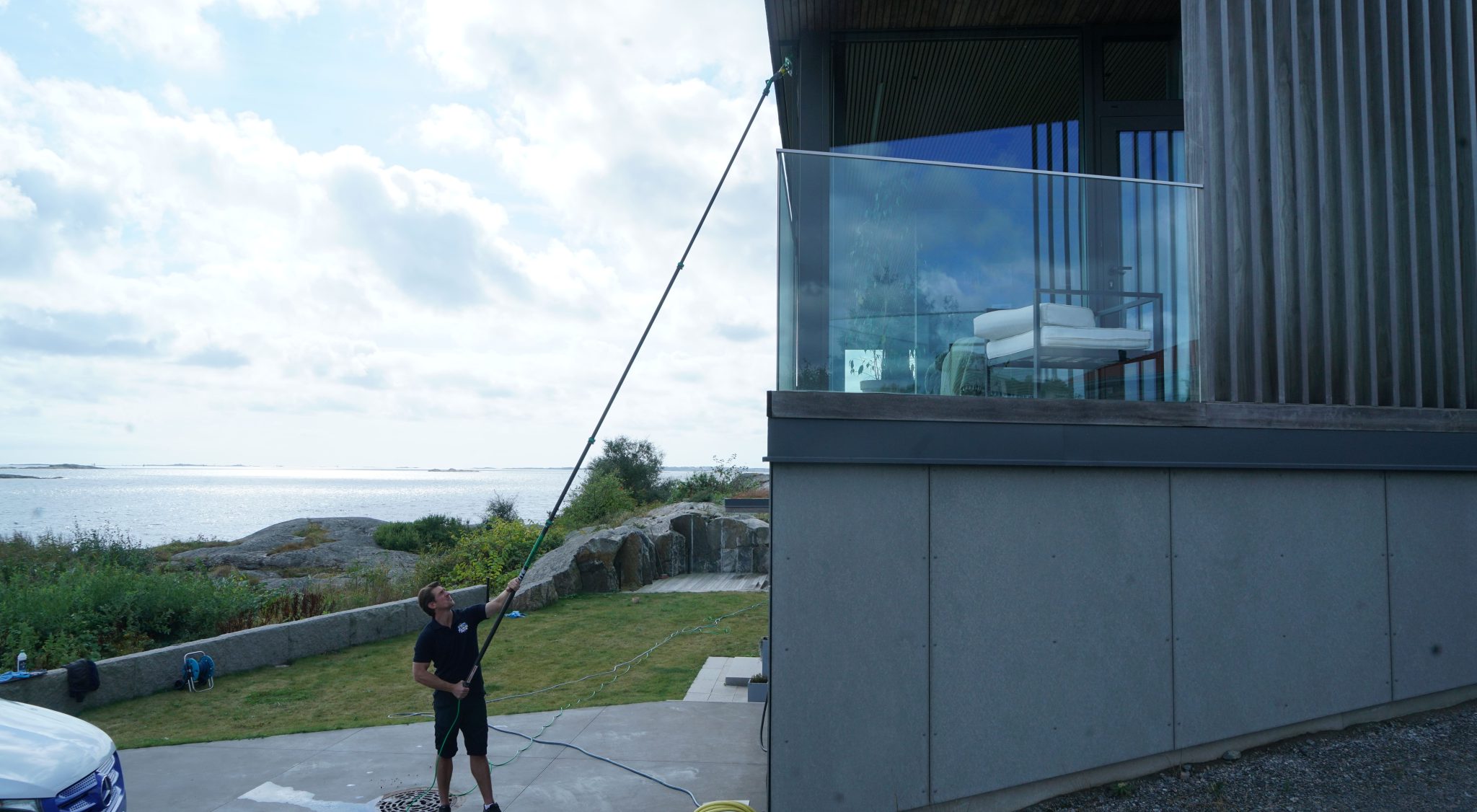 Utvändig fönsterputs på en villa vid havet