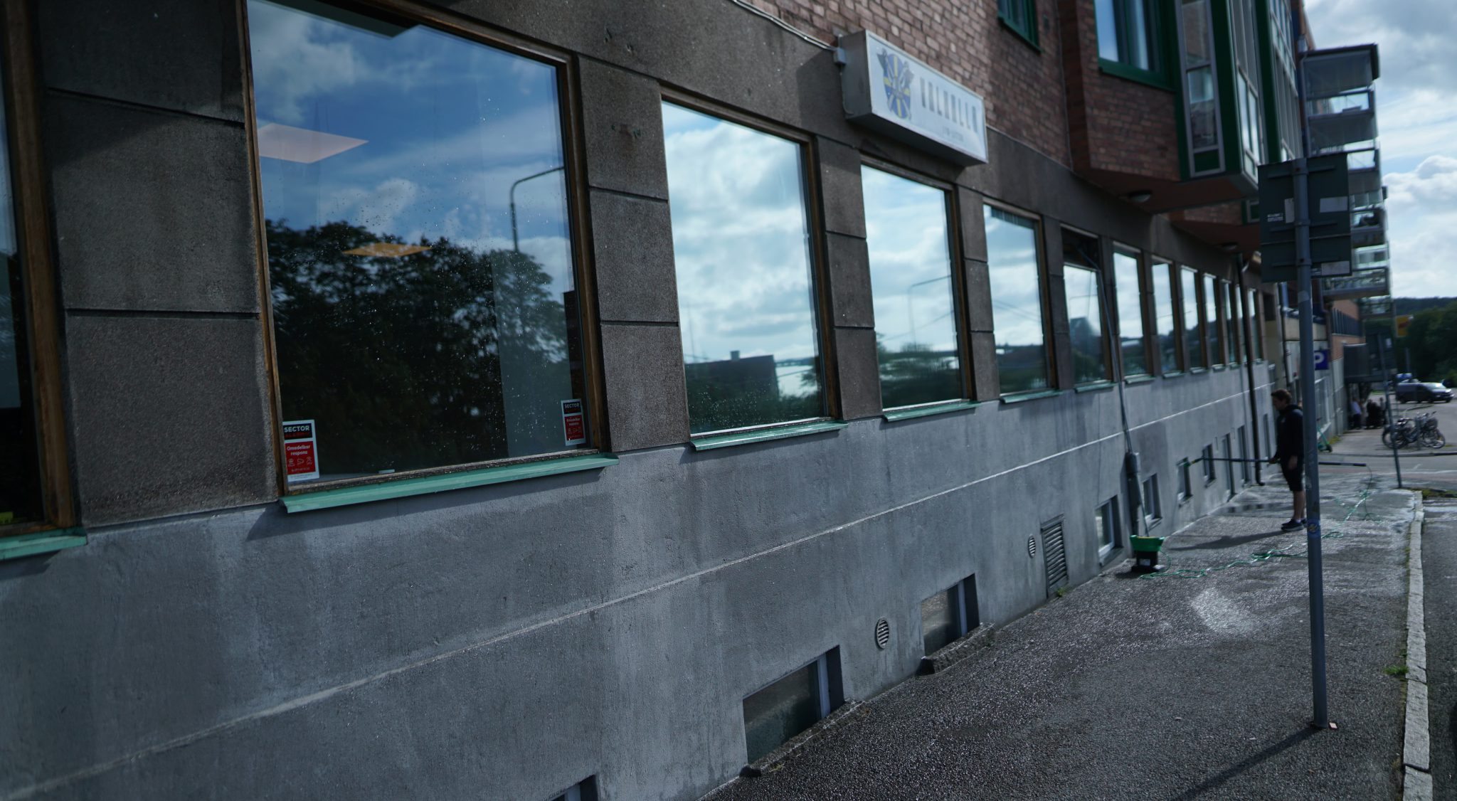 Stora fönster längs en fastighet i stadsmiljö