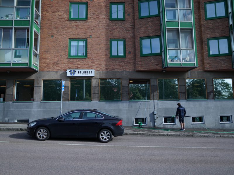 Flerbostadshus med stora fönster i markplan